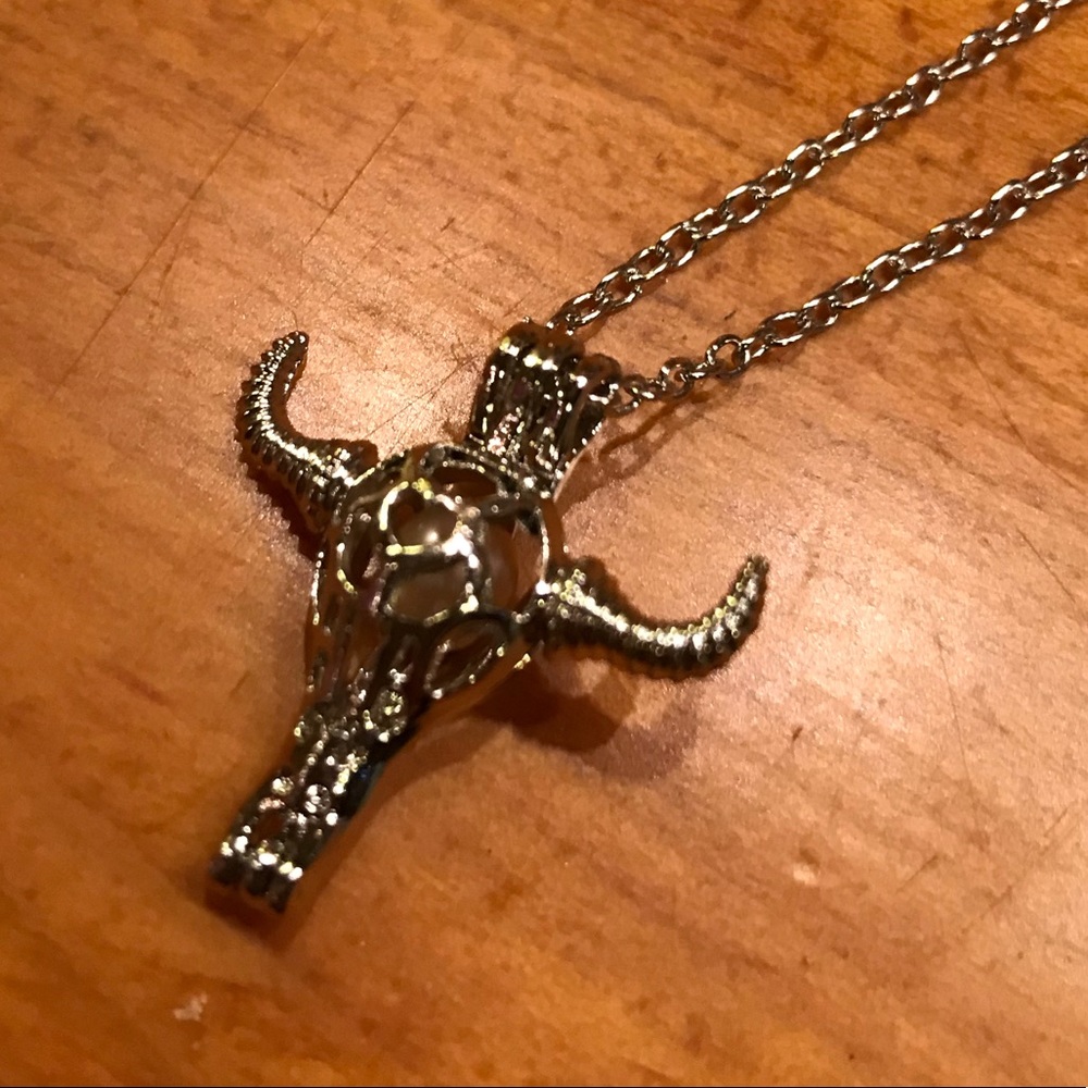 Bull pearl cage necklace